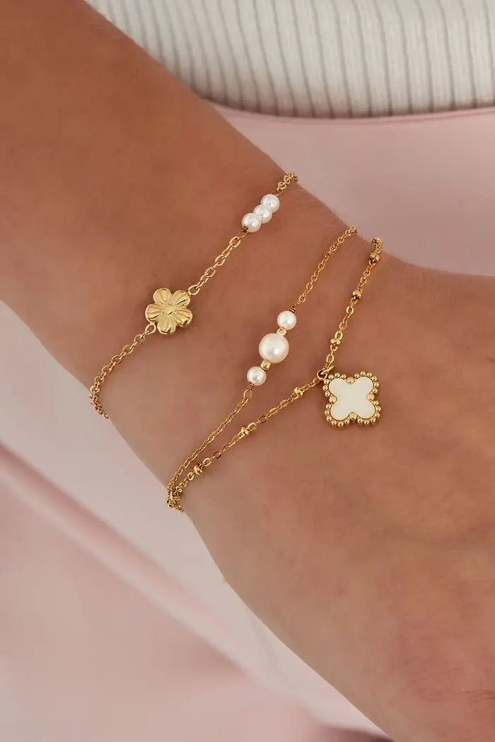 Dubbele armband met parels en klaverbedel - goud