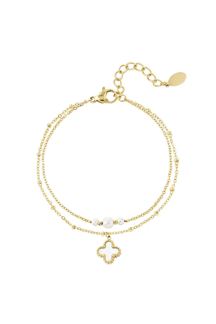 Dubbele armband met parels en klaverbedel - goud