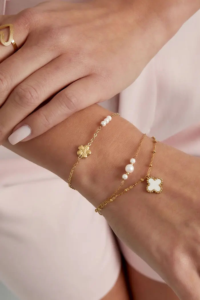 Dubbele armband met parels en klaverbedel - goud