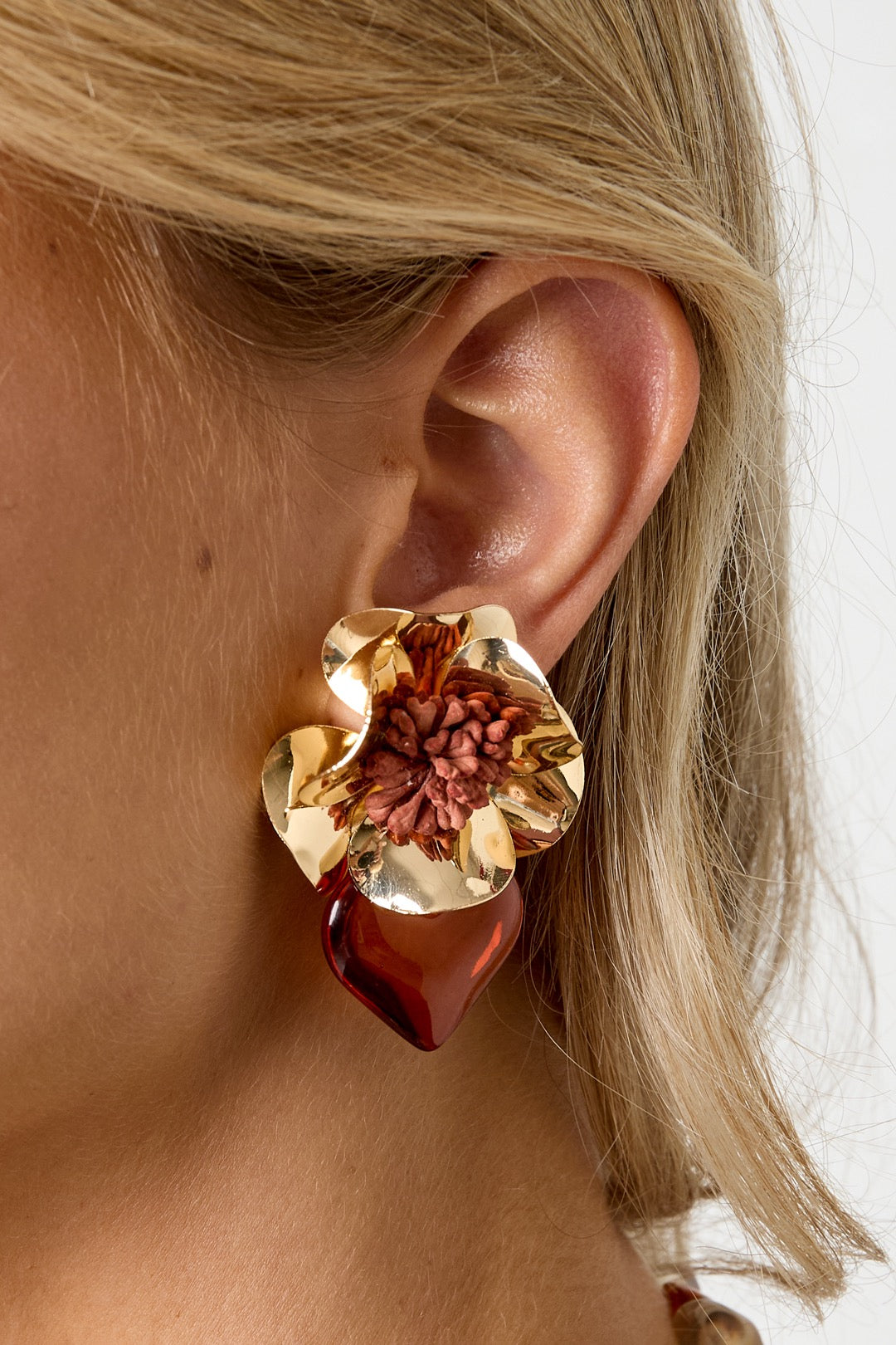 Oorbellen met ijzeren druppel bloem